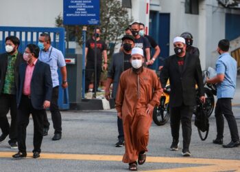 EBIT Lew keluar selepas membuat laporan di IPD Dang Wangi, Kuala Lumpur, baru-baru ini - UTUSAN/AFIQ RAZALI