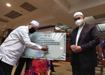 AHMAD Yakob (kiri) menurunkan tandatangan sebagai simbolik melancarkan Ringkasan Eksekutif Draf Rancangan Tempatan Jajahan Pasir Puteh 2035 di Kota Darulnaim, Kota Bharu, Kelantan, hari ini. - UTUSAN/YATIMIN ABDULLAH