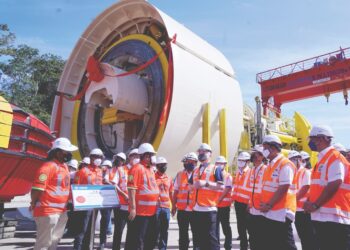 WEE Ka Siong melawat tapak projek Laluan Rel Pantai Timur 
di Bentong, Pahang, Khamis lalu. - UTUSAN/FAUZI BAHARUDIN