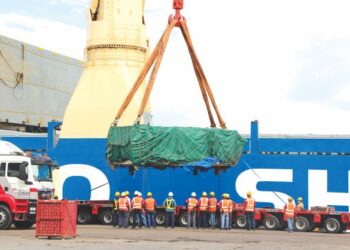 KERJA-KERJA memunggah jentera pengorek terowong yang tiba dari China di Pelabuhan Klang, Selangor, baru-baru ini. - GAMBAR/ECRL