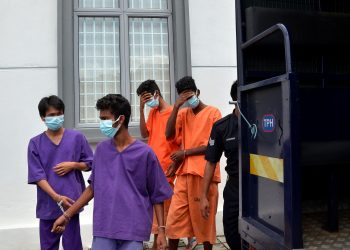 EMPAT daripada enam lelaki yang dituduh mengedar dadah di Mahkamah Majistret Tapah, Perak hari ini. - UTUSAN/ZULFACHRI ZULKIFLI