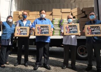 EDDIN Syazlee Shith (tengah) bersama Pesuruhjaya Pas Negeri Sembilan, Rafiei Mustapa (dua dari kanan) dan Pengerusi Gerakan Negeri Sembilan, Datuk David Choong Vee Hing (kanan) dalam majlis Pelancaran Ziarah Prihatin PN Negeri Sembilan di Pejabat Bersatu Negeri Sembilan, Seremban, hari ini. - FOTO/BADRUL HAFIZAN MAT ISA