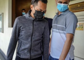 MOHD. Al-Ridhuan Ahmad Zaini (kiri) hadir di Mahkamah Sesyen Kuala Lumpur, semalam atas pertuduhan rasuah. UTUSAN/FARIZ RUSADIO