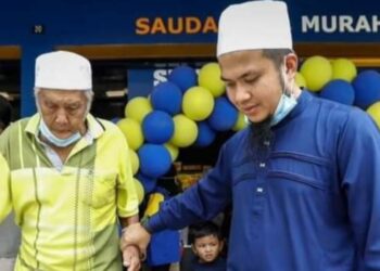 GAMBAR kenangan Ebit Lew bersama bapanya yang dikongsi dalam laman media sosial pendakwah itu, baru-baru ini. - FB EBIT LEW