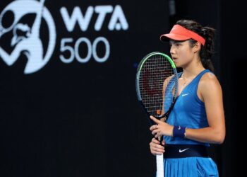 REAKSI Emma Raducanu selepas tumpas kepada pemain Rusia, Elena Rybakina dalam aksi pembukaan Kejohanan Antarabangsa Sydney di Sydney, Australia semalam. – AFP