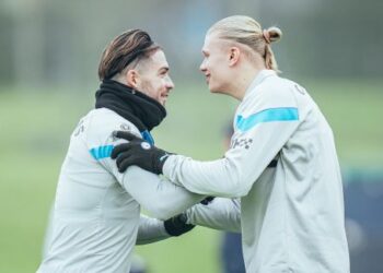 JACK Grealish (kiri) dan Erling Haaland menjalani latihan semalam menjelang pertemuan menentang Manchester City.