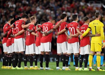 PEMAIN Manchester United memberi bertafakur seminit sebelum memulakan perlawanan Liga Europa menentang Real Sociedad di Old Trafford, Manchester awal pagi tadi. - AFP