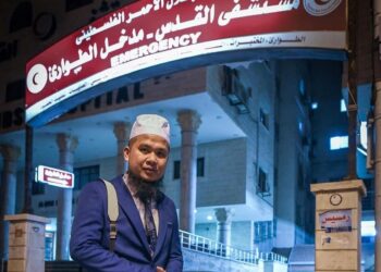 Ebit Liew dipercayai berada di hadapan sebuah hospital di Gaza selepas dibenarkan masuk oleh pihak berkuasa Mesir untuk meneruskan misi kemanusiaan di Palestin. – GAMBAR FB EBIT LIEW