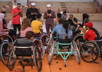 EBIT Liew mendoakan keselamatan anak-anak Palestin yang berkerusi roda di Gaza. - GAMBAR FB EBIT LIEW