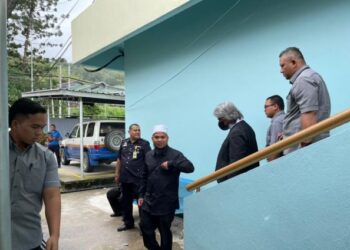 EBIT Lew yang hadir di Mahkamah Sesyen Tenom, Sabah bagi perbicaraan gangguan seksual terhadapnya   hari ini.-UTUSAN/SURAIDAH ROSLAN