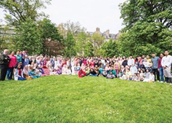 SAMBUTAN rumah terbuka Hari Raya Aidilfitri dengan pelbagai juadah dan berpakaian kebangsaan anjuran rakyat Malaysia di Edinburgh baru-baru ini berjaya menarik perhatian masyarakat setempat.