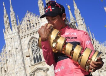 EGAN Bernal ketika menjuarai Giro d'Italia minggu lalu.
