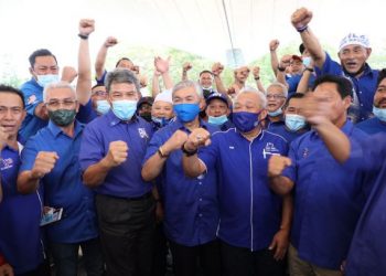 PRESIDEN  UMNO, Datuk Seri Ahmad Zahid Hamidi (baris depan, empat dari kiri) memberi sokongan kepada jentera BN sempena PRN Sabah, baru-baru ini. - MEDIA SOSIAL