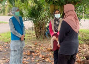 NOR AMIRA Roslan (kanan) menerima kunjungan Tuan Marja Tuan Mat (tengah) dan wakil Yayasan Ikram Malaysia negeri Perlis, Rohana Alias di salah sebuah kawasan di Perlis.