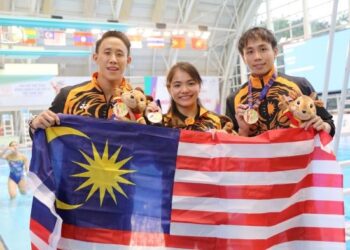 OOI Tze Liang (kiri), Nur Dhabitah Sabri (tengah) dan Chew Yi Wei menghadiahkan dua pingat emas pertama Malaysia pada Sukan SEA 2021 di Hanoi, Vietnam semalam. - UTUSAN