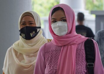 Emilia Hanafi (kanan) hadir di Mahkamah Majistret Kuala Lumpur, semalam untuk mengikuti kes perbicaraan. – UTUSAN/ FARIZ RUSADIO