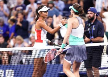 EMMA Raducanu (kiri) bersalaman dengan Alize Cornet selepas tamat perlawanan pusingan pertama Terbuka AS di New York City semalam. - AFP