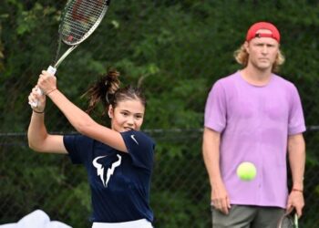 Dmitry Tursunov (belakang) meninggalkan Emma Raducanu kerana terlalu banyak pihak masuk campur dalam urusannya melatih bintang Britain itu.