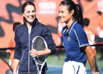 KATE Middleton (kiri) teruja dapat bergandingan bersama Emma Raducanu dalam acara beregu ketika bertemu juara Terbuka AS itu di Pusat Tenis Nasional, Roehampton, London semalam.  – AFP