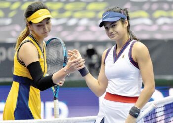 REAKSI Emma Raducanu (kanan) ketika tewas kepada pemain China, Wang Xinyu dalam aksi pembukaan tenis Wanita Upper Austria di Linz, Austria kelmarin. – AFP