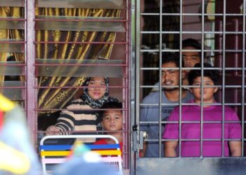 MUHAMMAD Haidir Rodzi (tengah) bersama adik-adiknya termasuk Muhammad Haiqiel (kanan) dan Muhammad Khierzamani (dua dari kiri) di Bandar Sunggala, Port Dickson. – UTUSAN/MOHD. SHAHJEHAN MAAMIN