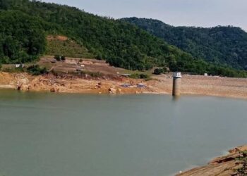 EMPANGAN Teluk Bahang kini semakin menyusut berikutan jumlah hujan yang rendah dicatatkan dalam tempoh 12 bulan lalu.