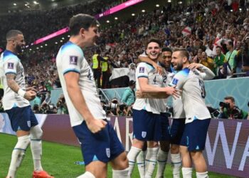 PEMAIN England meraikan jaringan kedua mereka yang disempurnakan oleh Phil Foden ketika menentang Wales dalam saingan Kumpulan B di Stadium Ahmad Bin Ali,  Al-Rayyan semalam. – AFP