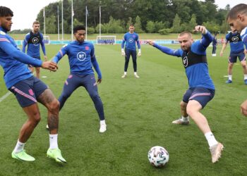 PEMAIN England menjalani latihan di Rome semalam menjelang pertemuan menentang Ukraine.