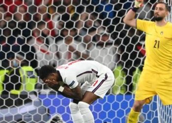 MARCUS Rashford menjadi sasaran serangan perkauman selepas gagal menyempurnakan penalti ketika England tewas kepada Itali dalam final Euro 2020. – AFP