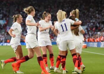 PEMAIN England meraikan jaringan mereka ketika bertemu Ireland Utara dalam aksi Kumpulan A, Euro Wanita 2022 di Stadium St. Mary’s, Southampton semalam.