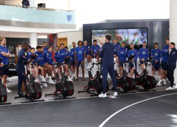 GARETH Southgate memberi amanat kepada pemain England dalam latihan di St George’s Park, Burton upon Trent semalam menjelang pertemuan menentang Denmark dalam separuh akhir Euro 2020, Khamis ini. – Ihsan England Football Team