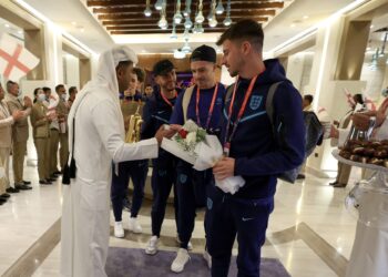 PEMAIN England, James Maddison, Jack Grealish dan Mason Mount bersama skuad England disambut meriah sebaik sahaja tiba di Doha, Qatar semalam menjelang Piala Dunia 2022. - IHSAN THE FA