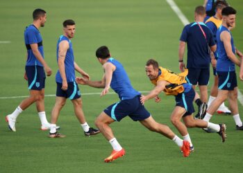 HARRY Maguire dan Harry Kane menjalani latihan akhir bersama skuad England di Doha semalam menjelang pertemuan  menentang Iran.