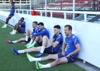 PEMAIN England melepaskan lelah selepas menamatkan sesi latihan di Saint George’s Park semalam menjelang pertemuan dengan Scotland  dalam aksi Kumpulan D di Wembley, esok. – IHSAN ENGLAND FA