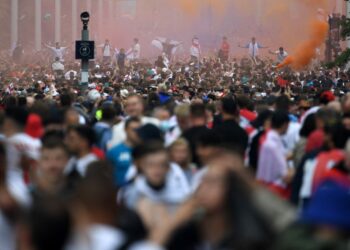 SUASANA di luar Stadium Wembley, London sebelum final Euro 2020 bermula, Isnin lalu. - AFP