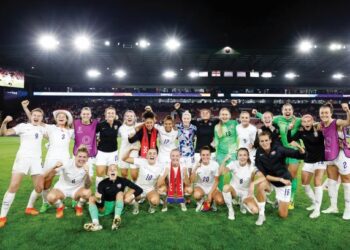 PeMAIN wanita England menikmati bonus yang jauh lebih kecil berbanding rakan lelaki mereka.