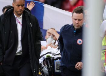 PEMAIN tengah Denmark Christian Eriksen diusung oleh pasukan perubatan.- AFP