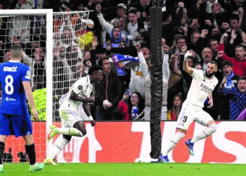 KARIM Benzema (kanan) meraikan gol pembukaan Real Madrid ketika menentang Chelsea pada suku akhir pertama Liga Juara-Juara di Stadium Santiago Bernabeu, Madrid semalam. – AFP