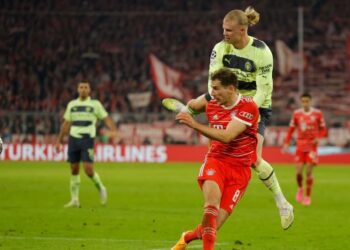 ERLING Haaland (atas) bersaing dengan pemain tengah Bayern Munich, Leon Goretzka ketika membantu Manchester City melangkah ke separuh akhir Liga Juara-Juara di Munich, Jerman semalam.  - AFP