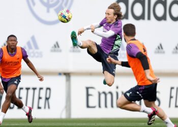 PEMAIN Real Madrid melakukan persiapan akhir di Madrid semalam untuk menghadapi Chelsea dalam suku akhir pertama Liga Juara-Juara esok. – IHSAN REAL MADRID