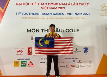 ELVIN Chang meraikan kejayaan memenangi pingat emas acara golf individu lelaki pada Sukan SEA 2021 di Kelab Golf dan Resort Heron Lake, Vinh Phuc, hari ini. – IHSAN PERSATUAN GOLF MALAYSIA