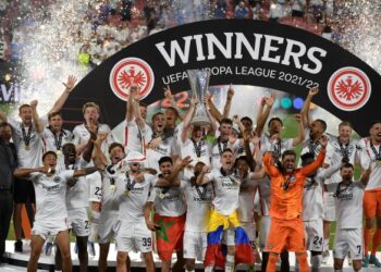 PEMAIN Eintracht Frankfurt meraikan kejayaan muncul juara Liga Europa selepas menumpaskan Glasgow Rangers dalam perlawanan akhir di stadium Ramon Sanchez Pizjuan, Seville hari ini. - AFP