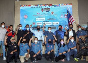 SALLEH Mohd. Noor (belakang tengah)  bersama pendaki Everest pada Majlis Flag-Off Misi Keluarga Malaysia Everest 2022 (KAME 2022) di Putrajaya, hari ini. - UTUSAN/FAISOL MUSTAFA