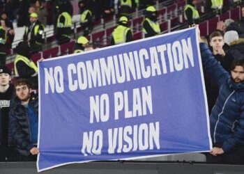 PENYOKONG Everton membawa kain rentang sebagai protes terhadap pemilik kelab ketika menentang West Ham di Stadium London, Sabtu lalu. – AFP
