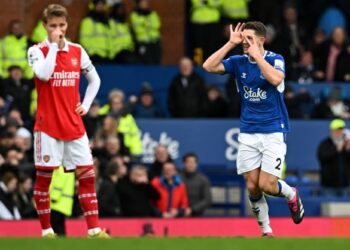 JAMES Tarkowski (kanan) meraikan jaringan buat Everton.-AFP