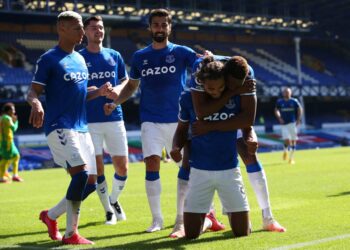DOMINIC Calvert-Lewin meraikan jaringannya bersama rakan-rakan sepasukan ketika membantu Everton menumpaskan West Brom 5-2 di Goodison Park, Liverpool hari ini. - AFP