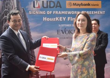 Mohd. Salem Kailany (kiri) bertukar dokumen perjanjian pembiayaan HouzKEY dengan Pengarah Urusan Maybank Real Estate Ventures, Sally Lye di Pulau Pinang, semalam. – UTUSAN/AMIR IRSYAD OMAR