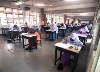 MODUL ujian kemasukan ke sekolah berasrama penuh boleh dikatakan tidak lagi menjadi kerahsiaan kerana ia boleh dibeli dalam media sosial. - GAMBAR HIASAN