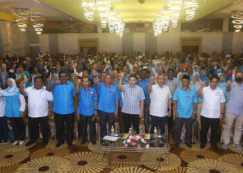 RAFIZI Ramli (baris depan, lima dari kanan) dan Aminuddin (empat dari kanan) bergambar bersama pimpinan dan ahli PKR Negeri Sembilan yang hadir pada Konvensyen Pilihan Raya Negeri 2023 PKR Negeri Sembilan di Seremban, malam tadi.