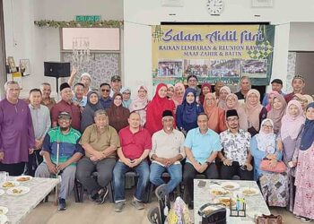 MOHAMMAD Fakhruddin Mohd Ariff  (duduk depan, tiga dari kanan) bersama rakan ‘murid tua’ Sekolah Rendah Ahmad dan Sekolah Menengah Ahmad, Pekan ketika pertemuan sempena jamuan Hari Raya Aidilfitri di Riverview Cafe, Pekan, Pahang baru-baru ini. – UTUSAN/HARIS FADILAH AHMAD